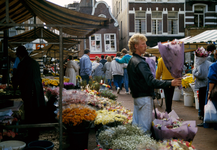 834782 Afbeelding van de bloemenmarkt op de Bakkerbrug te Utrecht.